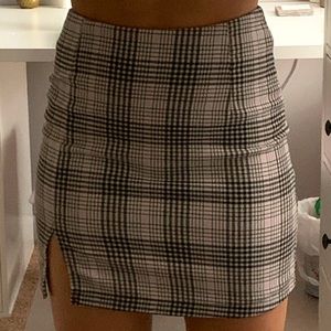 Paid skirt with slit